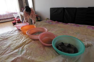马关楼上漏水，住户失联，小区没物管，业主维权难！律师来支招……